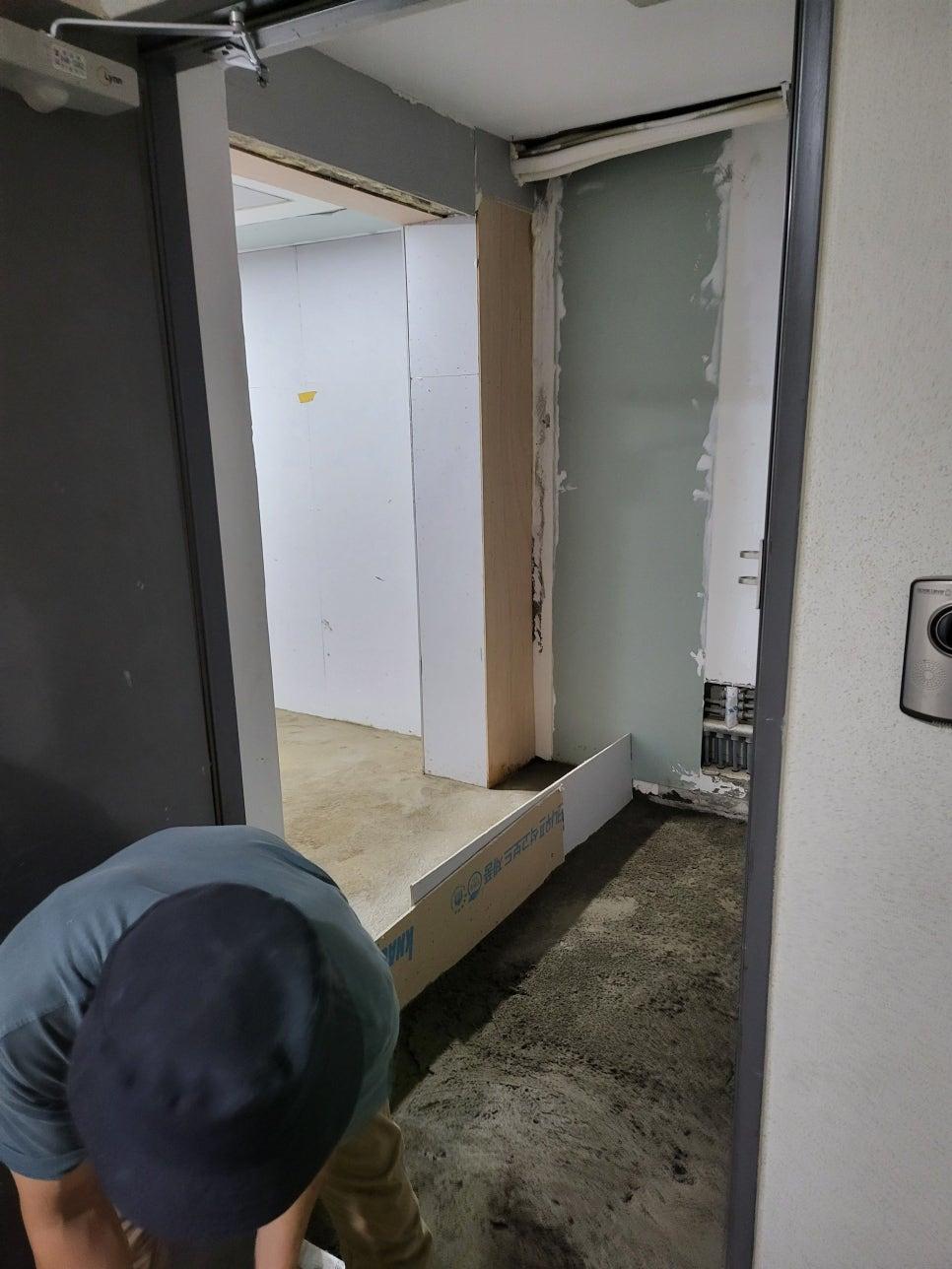 흰색 보드와 테이프가 부착된 복도 벽면