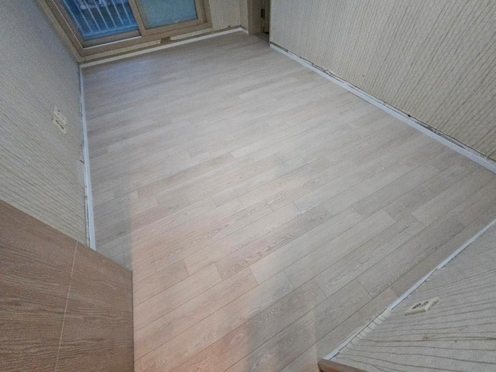 화이트 목재 마루의 깔끔한 질감