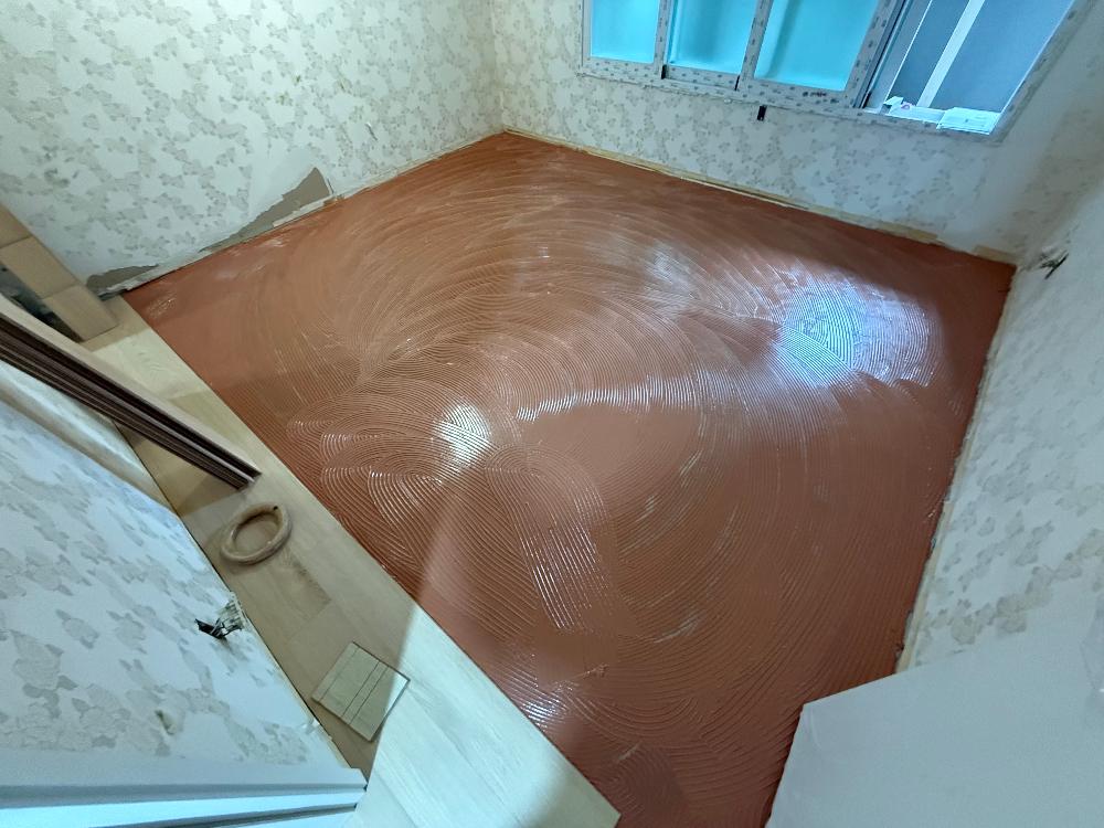 기존의 흔적을 지워내고 깨끗하게 비워진 바닥