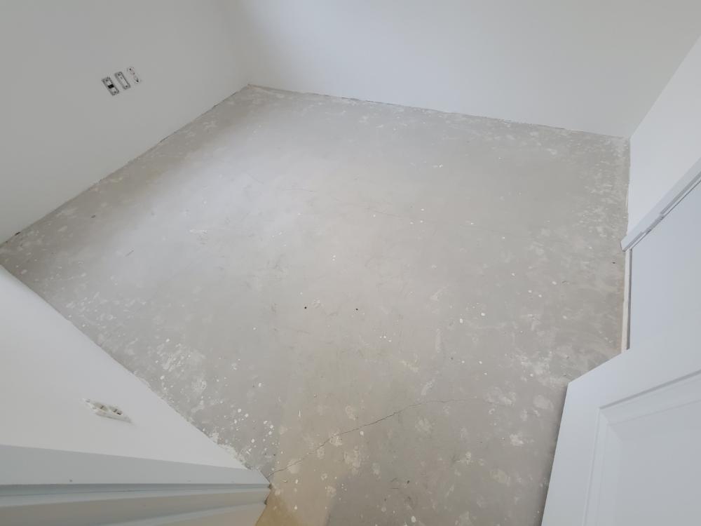 흠집과 균열이 확인되는 방 내부 바닥 상태