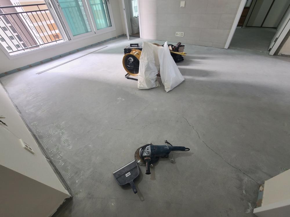 빛이 들어오는 창가 쪽 타일 바닥 정리