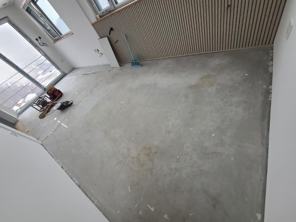 바닥면의 수평을 맞추는 수공구 작업