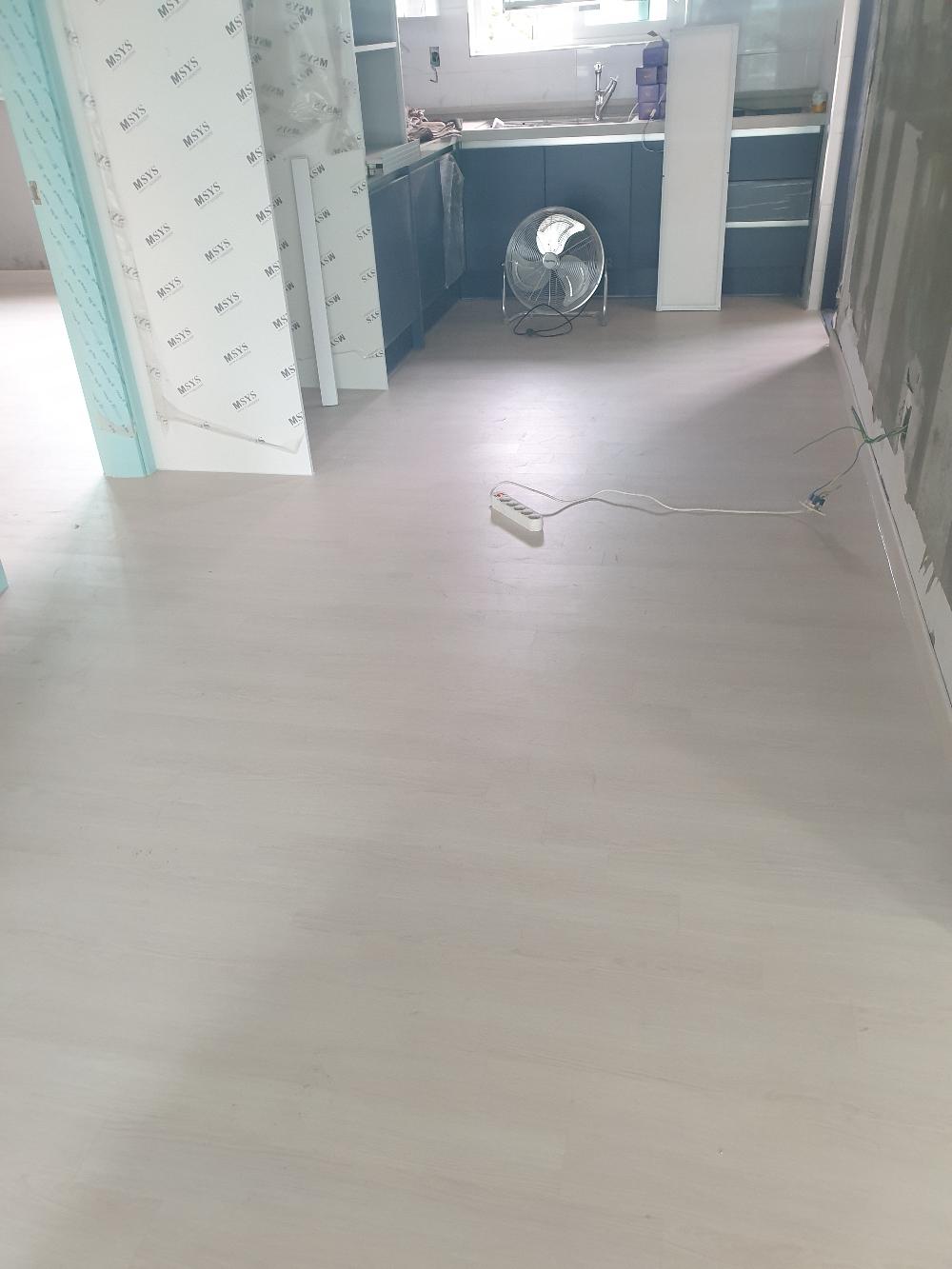 파란색 수납장과 흰색 상판의 주방