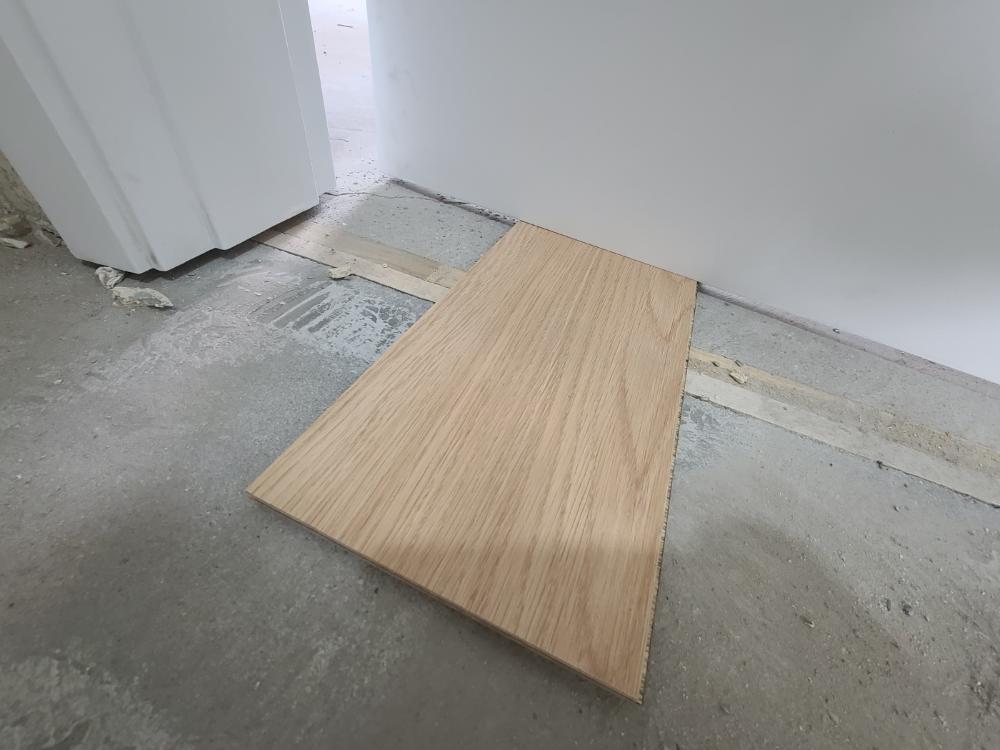 벽면 베이스에 배치된 목재 패널