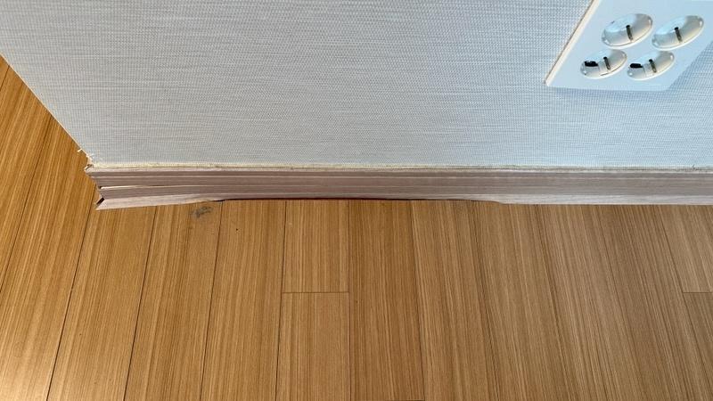 전기 소켓 주변의 바닥재 마감 디테일