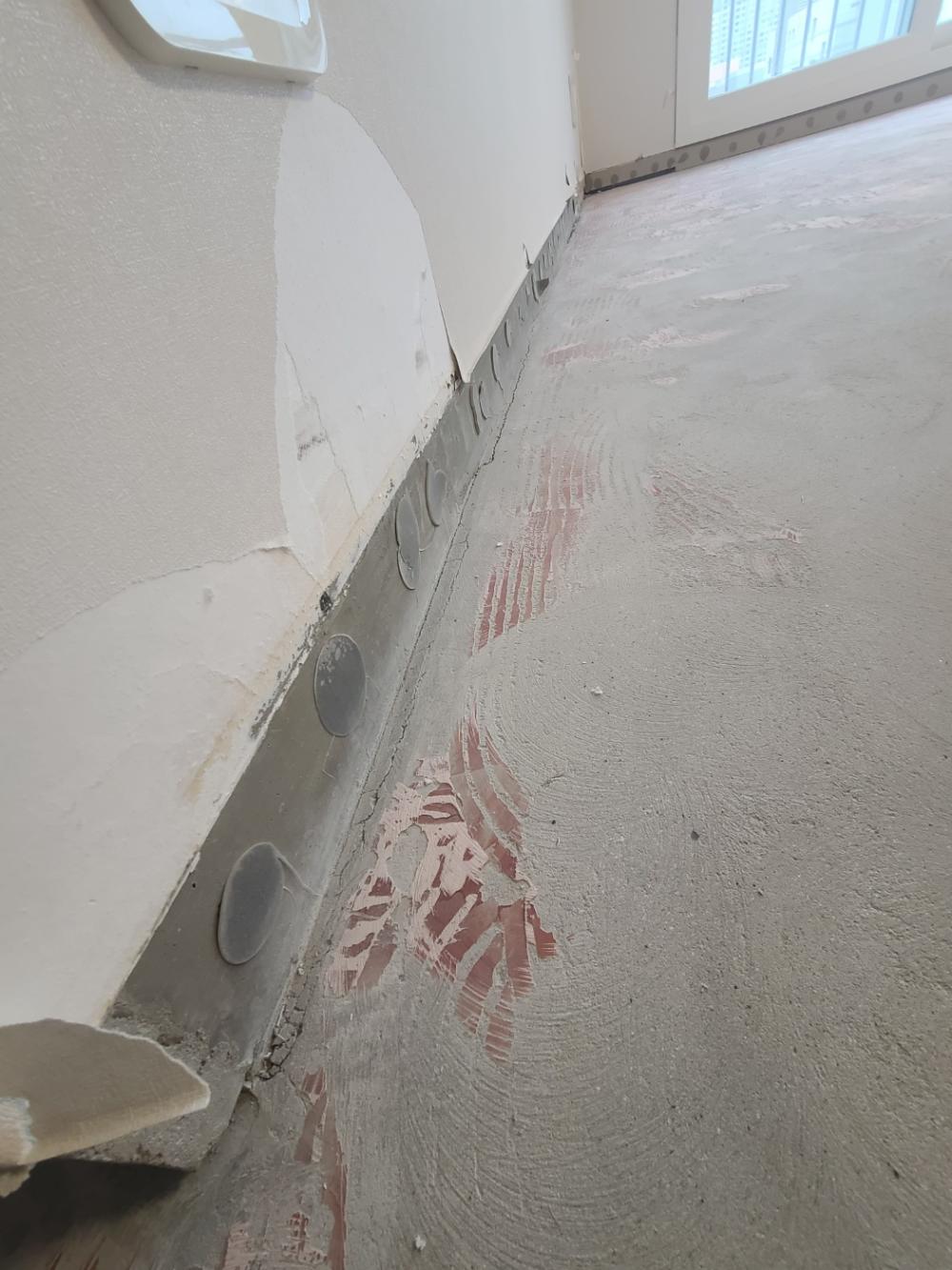 벽면 실리콘과 도배지 잔해를 제거하는 근접 샷