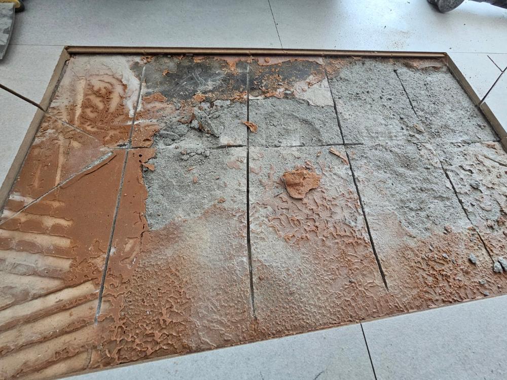 흠집과 벗겨짐이 보이는 바닥 표면