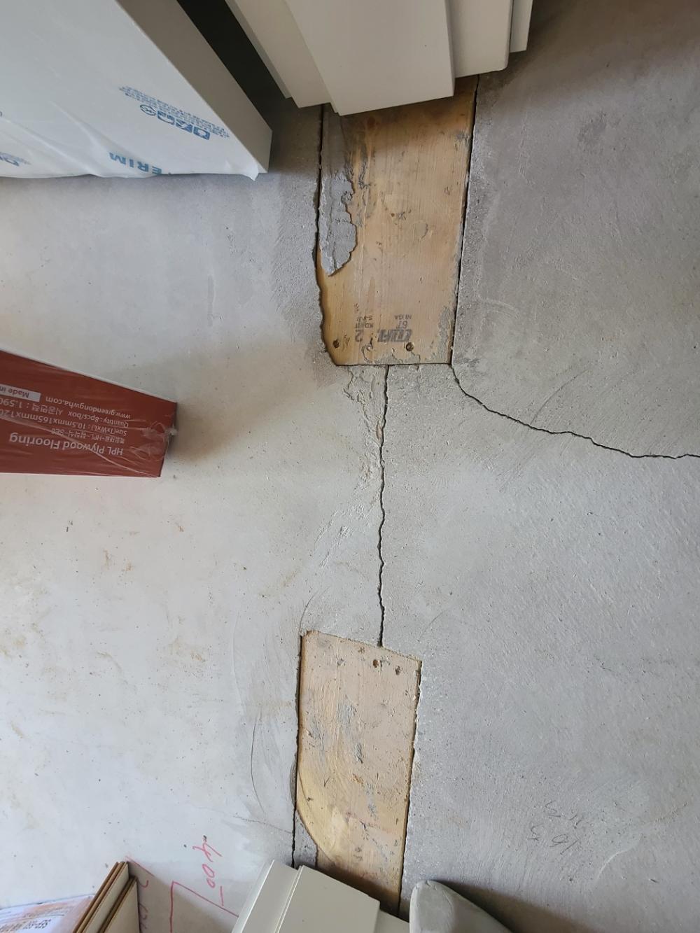샌딩 작업 중 발생한 잔해물과 포장재
