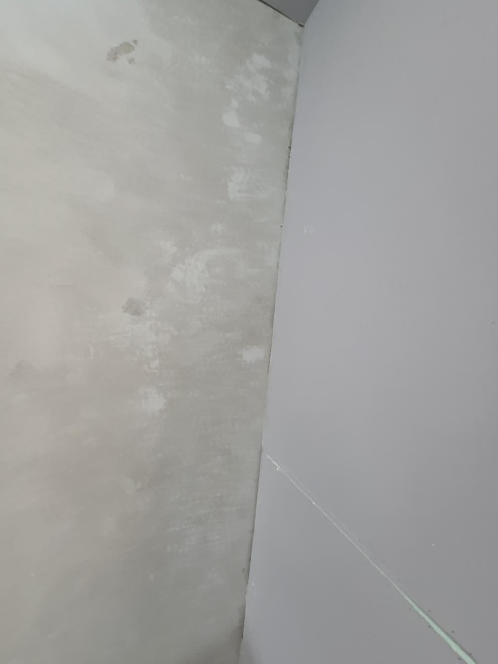 벽면 접합부의 흠집과 상태를 확인하는 과정
