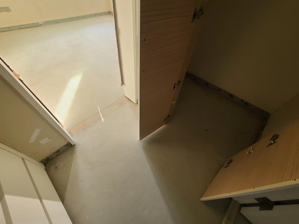벽면 테이핑과 마감 작업 흔적이 보이는 시공 현장