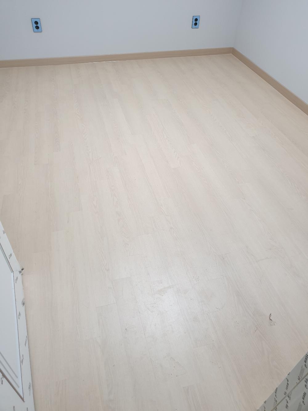 원마루 비엔나 애쉬의 색감이 드러나는 바닥 마감