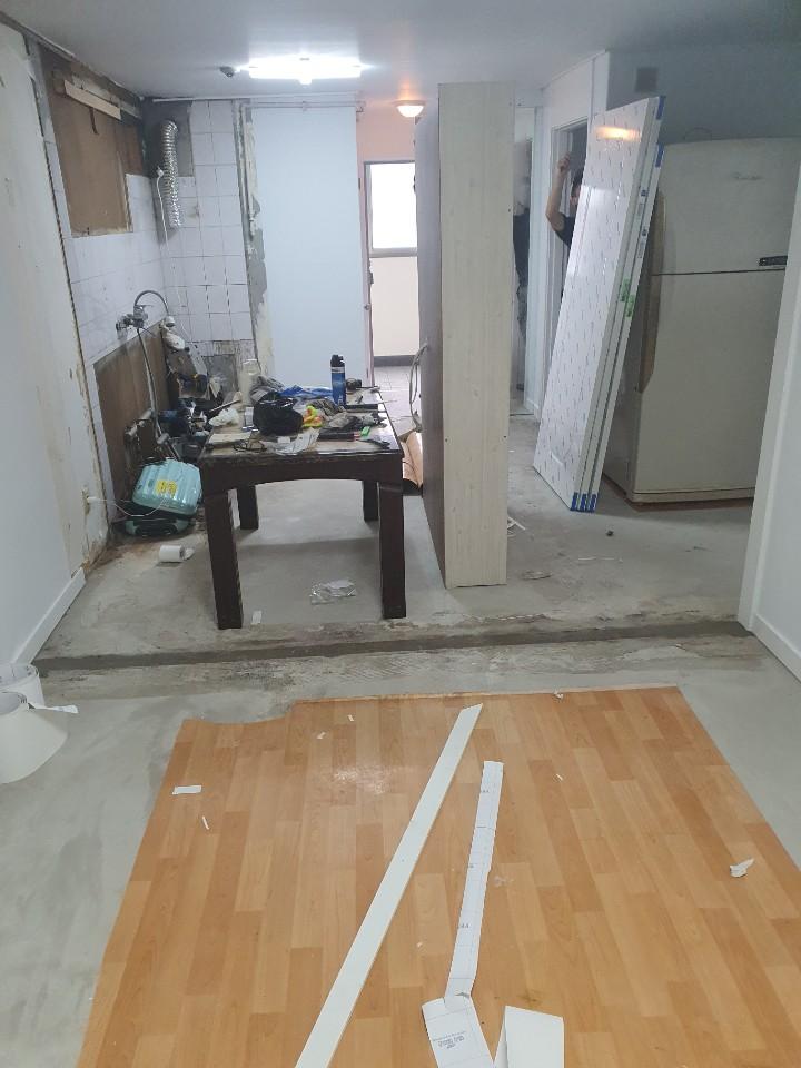 바닥 위에 놓인 마루 시공용 수공구들