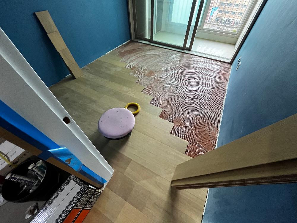파란 벽과 나무 바닥재, 슬라이딩 도어가 있는 공간