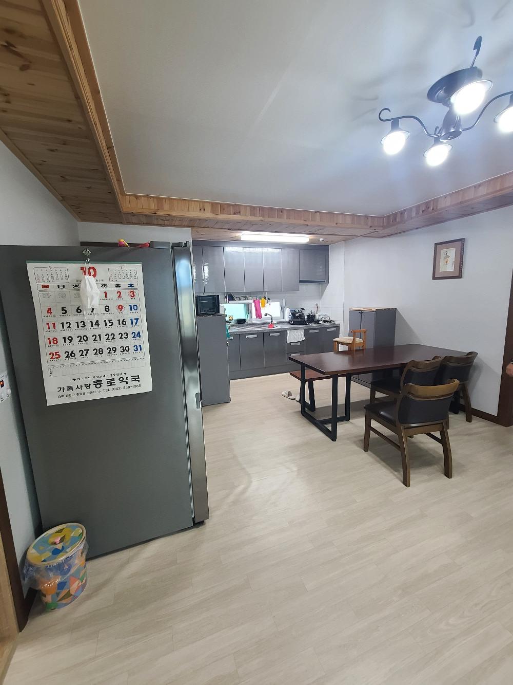 디앤메종 쉐이커그레이 강마루로 마감된 주방과 거실