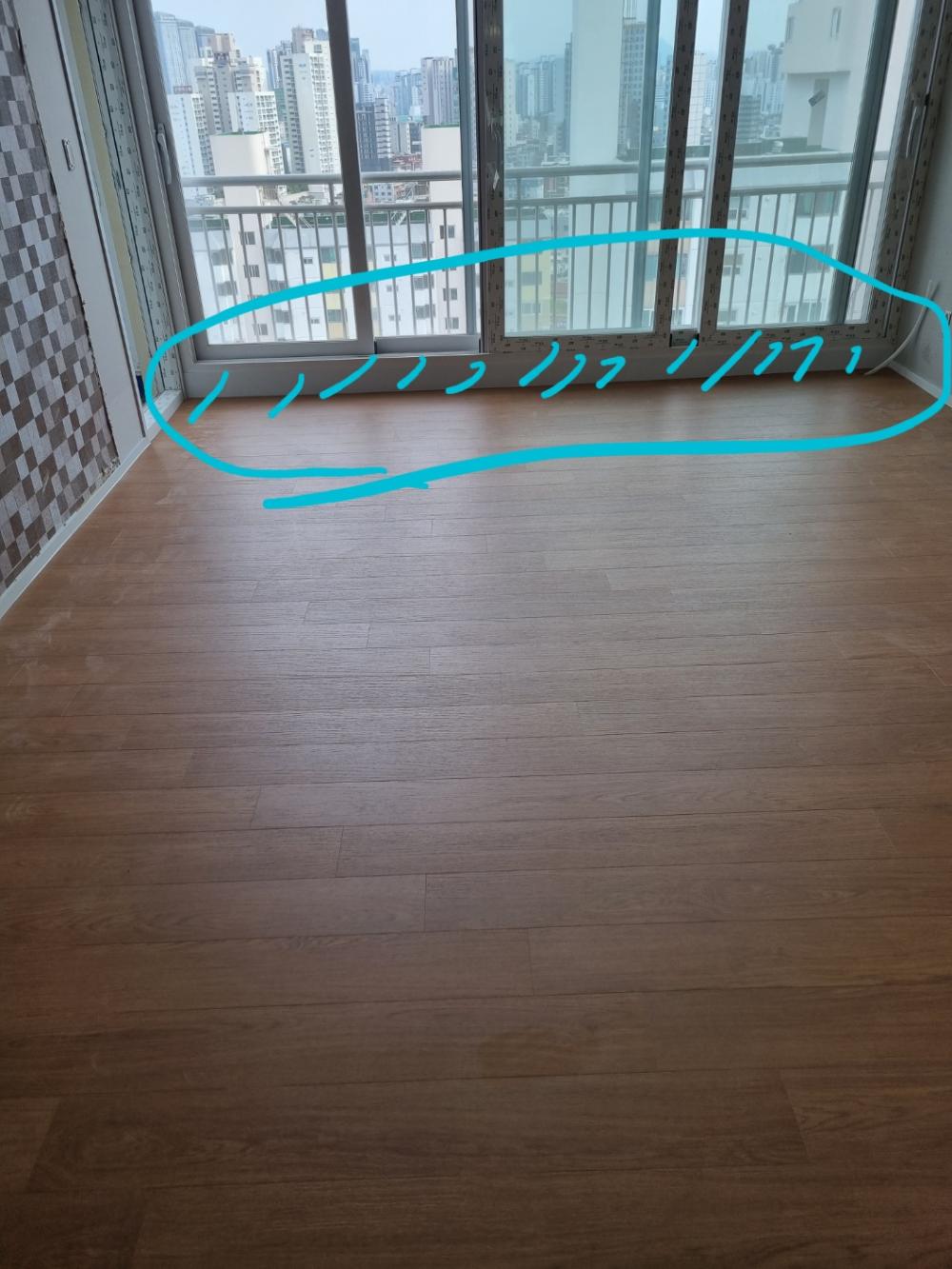 창가 쪽으로 펼쳐지는 우드톤 바닥재