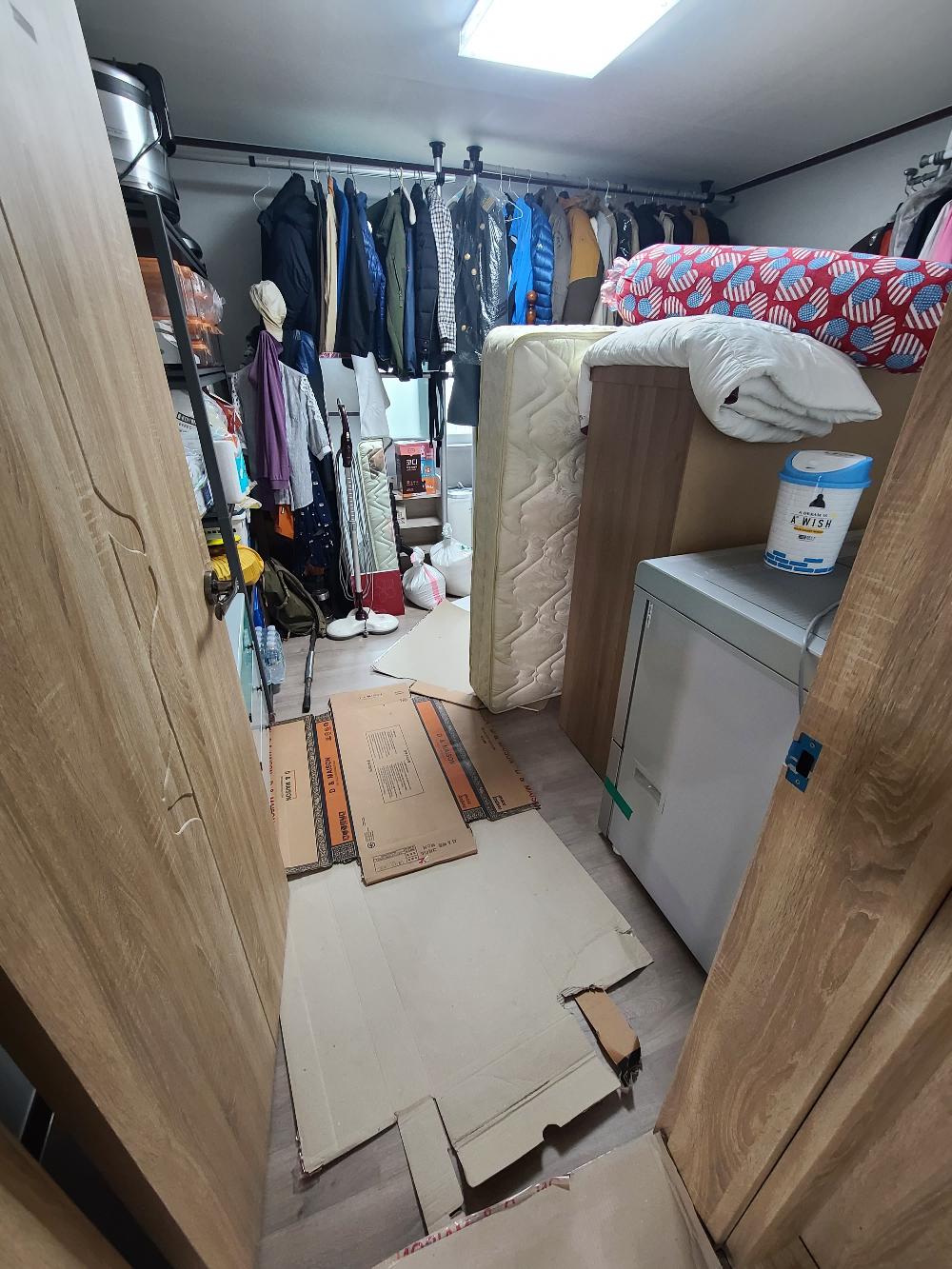 짐을 옮겨가며 작업 중인 실내 공간
