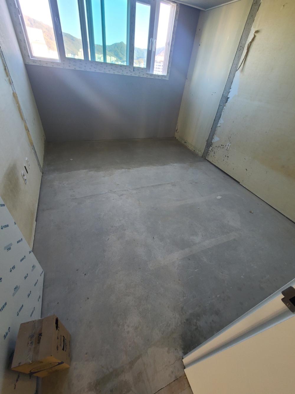 마루 시공 전 콘크리트 바닥이 드러난 빈 공간