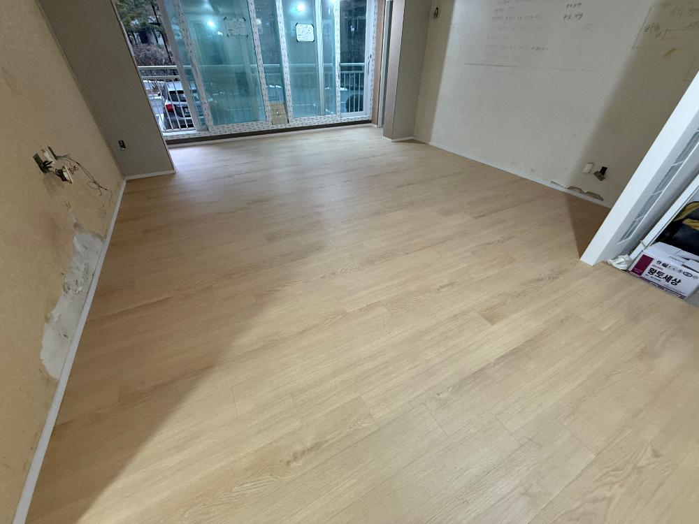 창가로 스며드는 빛과 마주한 빈 공간