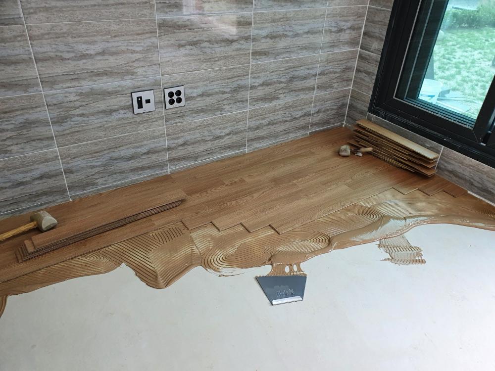벽면 타일과 바닥 마루가 만나는 시공 과정