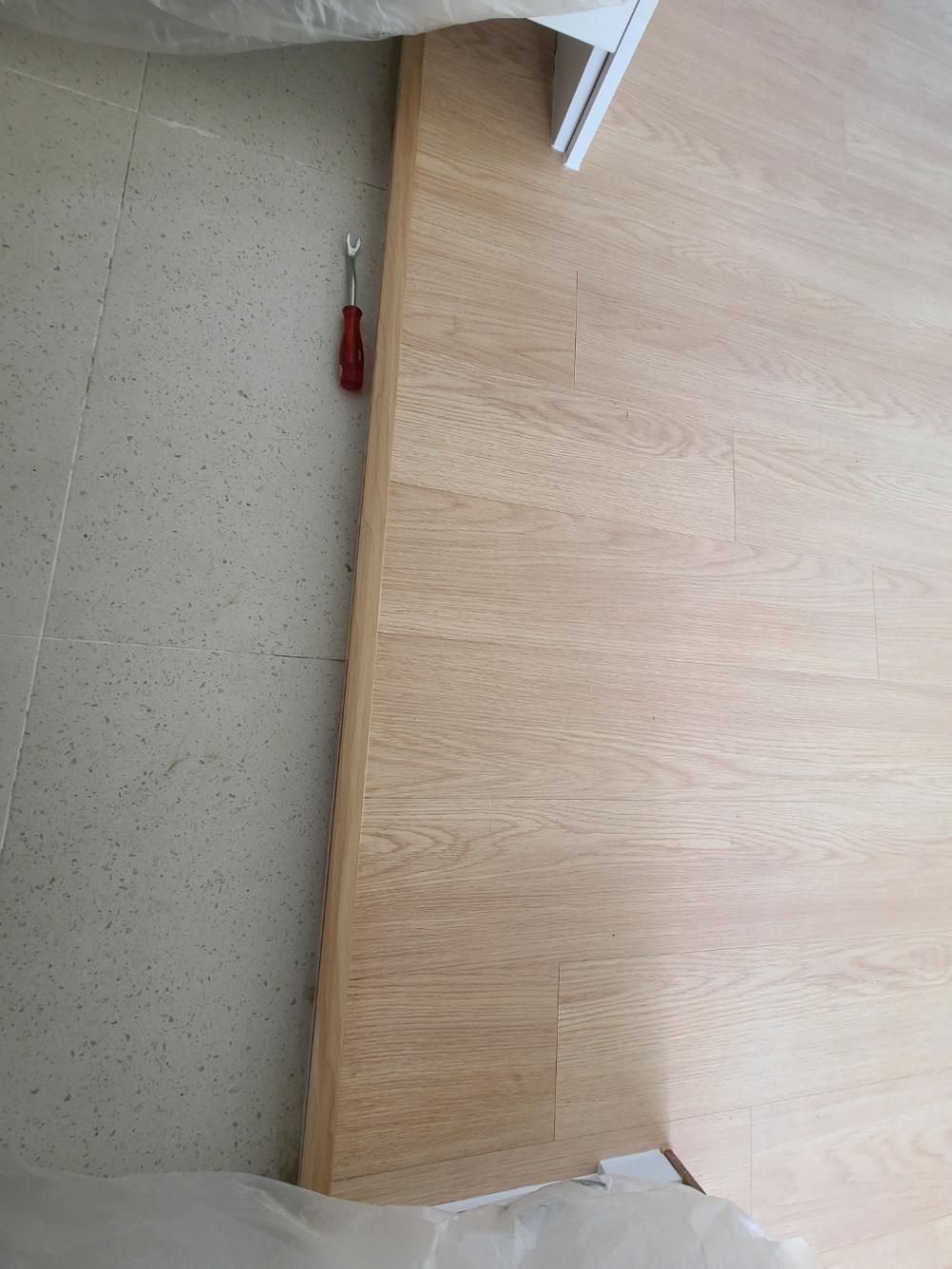 PVC 프로파일로 마감한 현관 경계