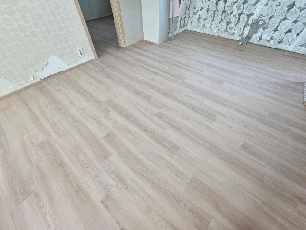 통일감 있게 맞춰진 문틀과 몰딩