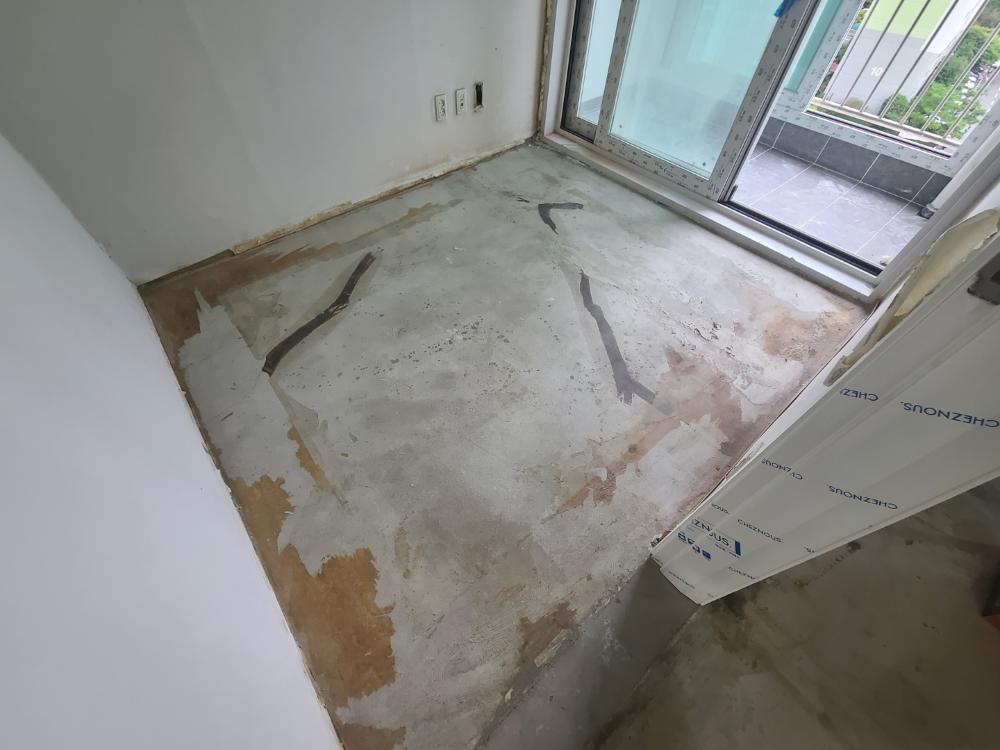 방 내부 바닥 마감재 제거 및 면 정리 과정