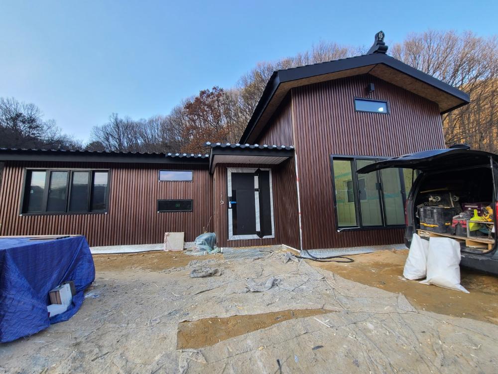 시공 마무리 단계의 수공구와 작업 장면