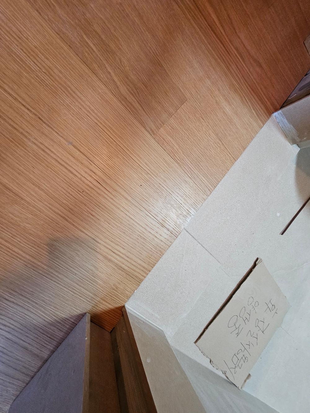 손글씨 메모가 붙어 있는 흰색 타일 벽면의 주방 공간