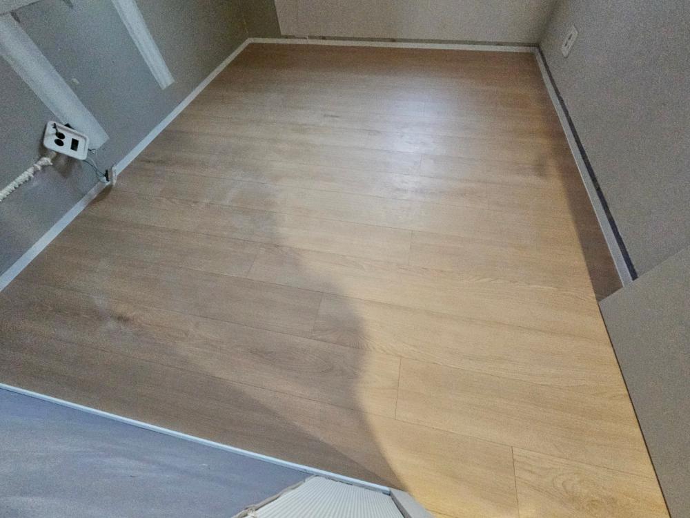정갈한 결이 돋보이는 완성된 복도 공간