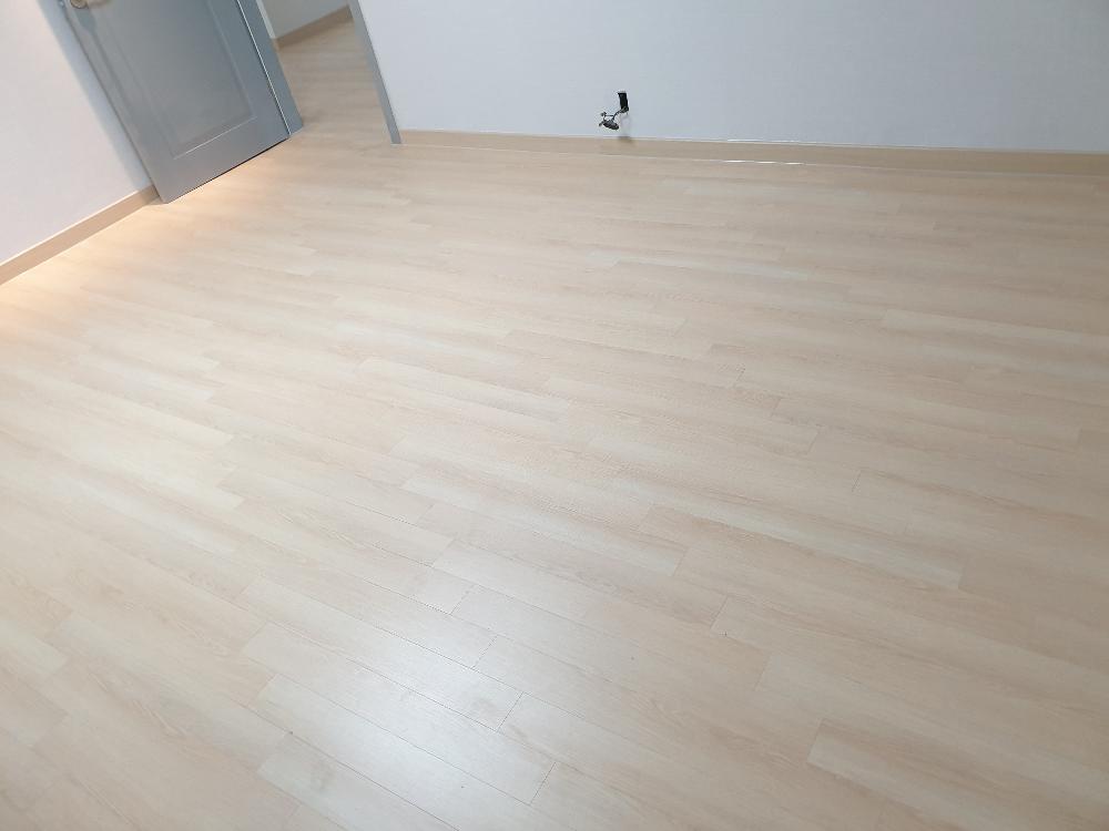 베이지색 목재 바닥과 흰 벽의 조화