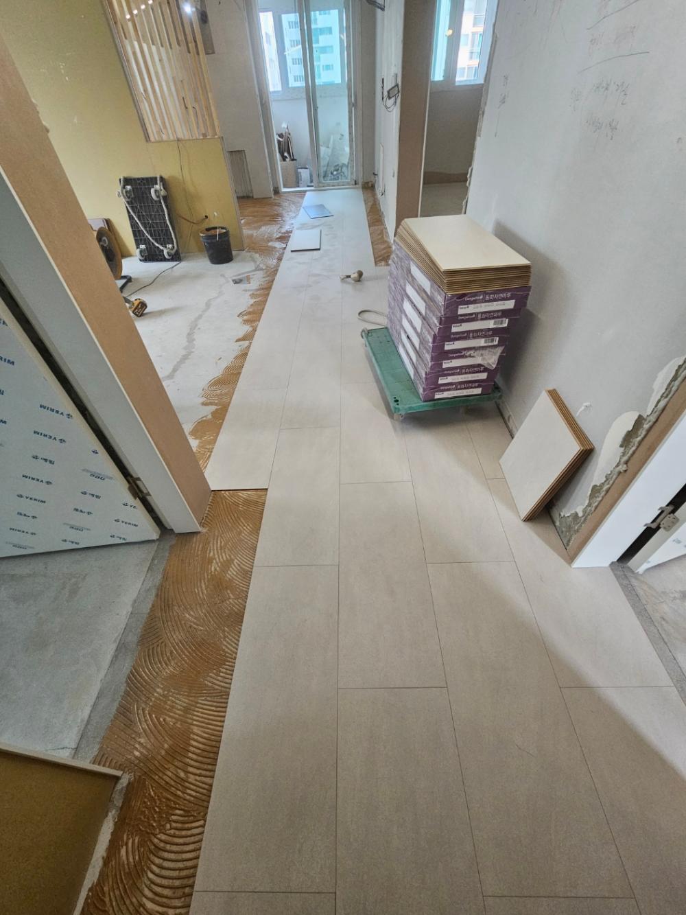 복도 바닥에서 사용 중인 도구와 기기들