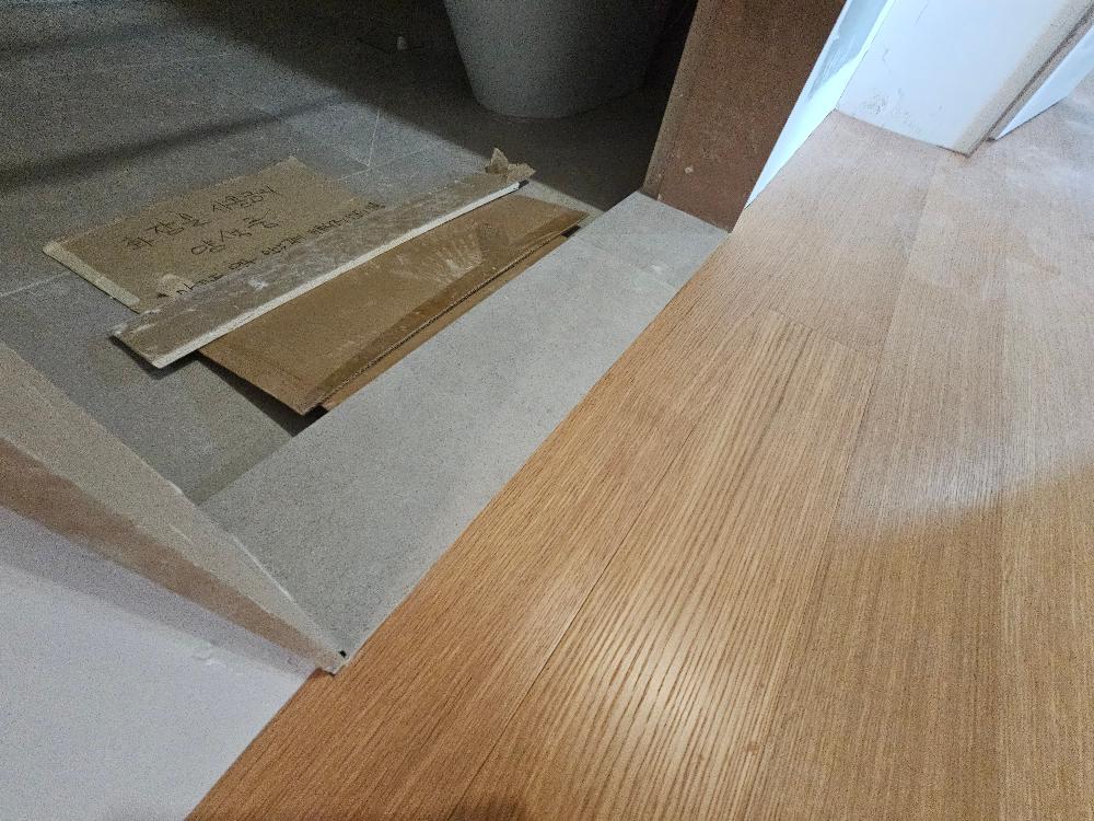 흰색 배관과 카드가 노출된 공사 중인 바닥