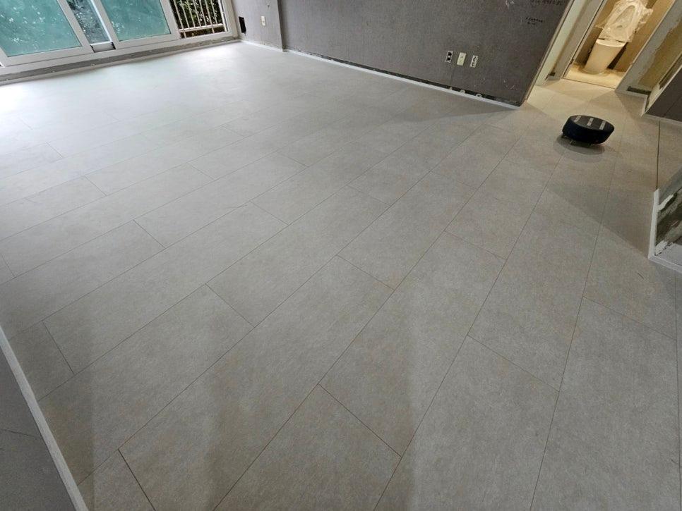 넓은 공간감을 선사하는 거실의 마루 시공 모습