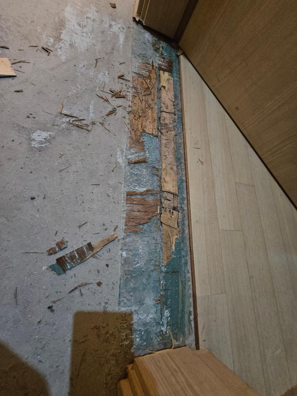 벽지와 바닥 접합부의 마감재를 걷어내는 작업