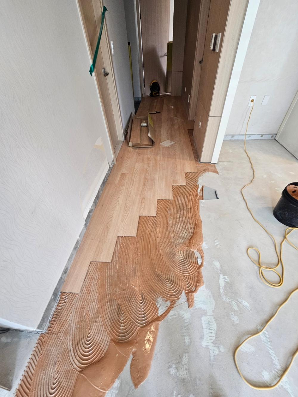 복도 바닥면에서 사용 중인 소형 도구