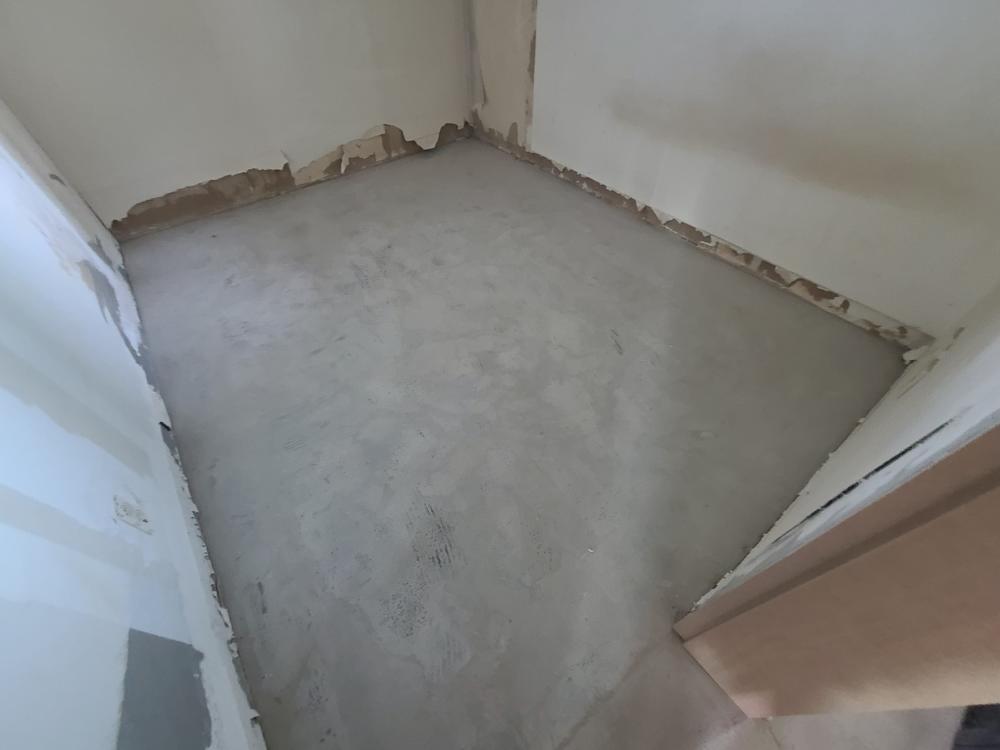문틀과 벽 접합부가 노출된 텅 빈 공간의 상태