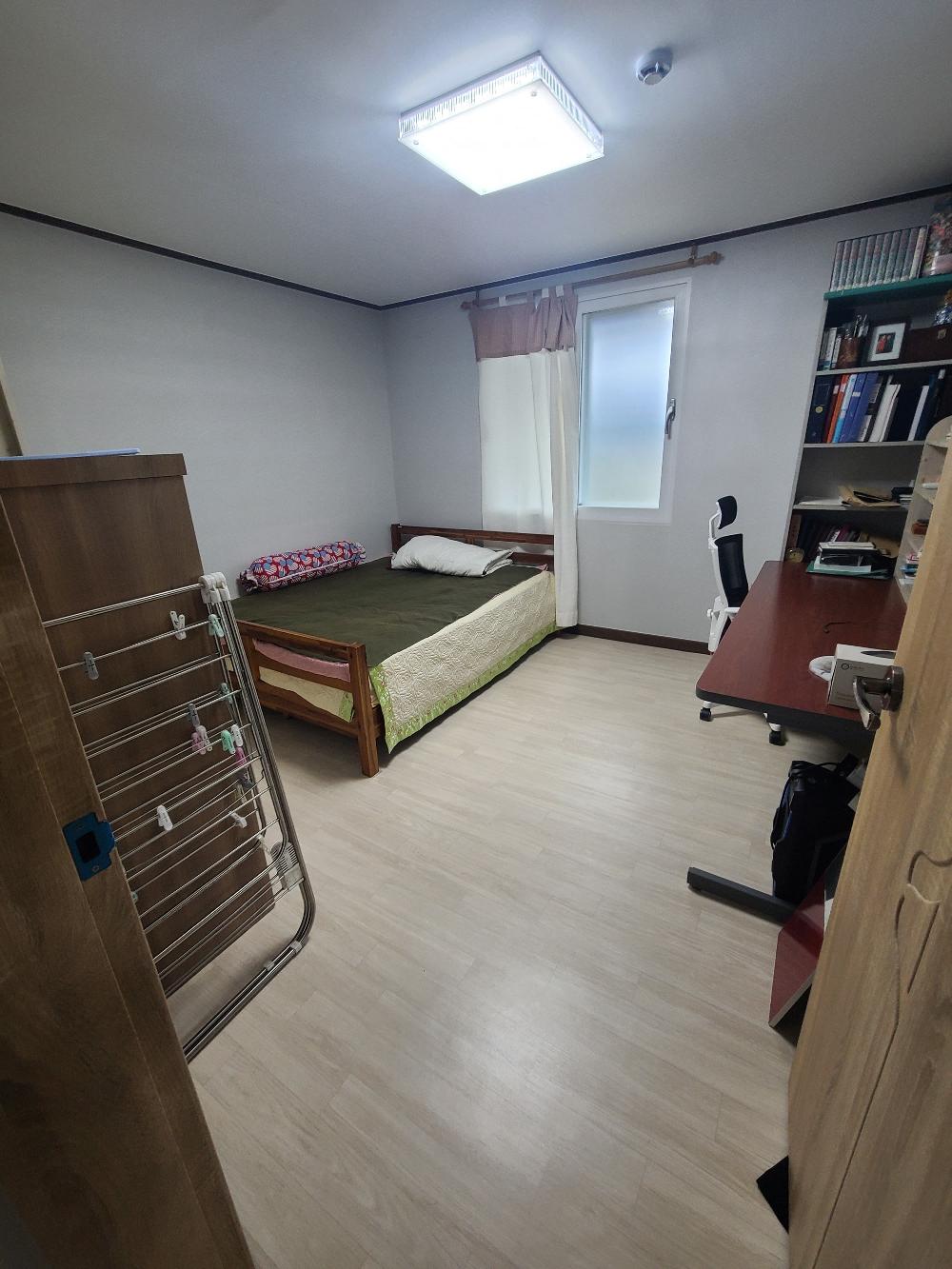 침대와 책상이 놓인 침실의 시공 과정
