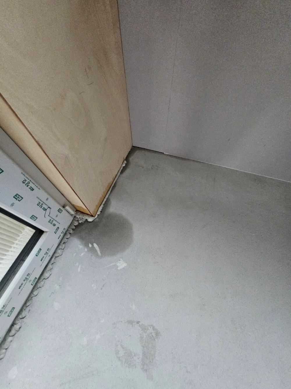 흰색 테이프가 붙은 바닥과 벽면 접합부
