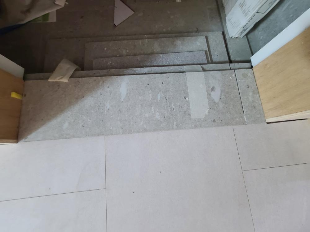 현관 주변의 세부 정돈 과정