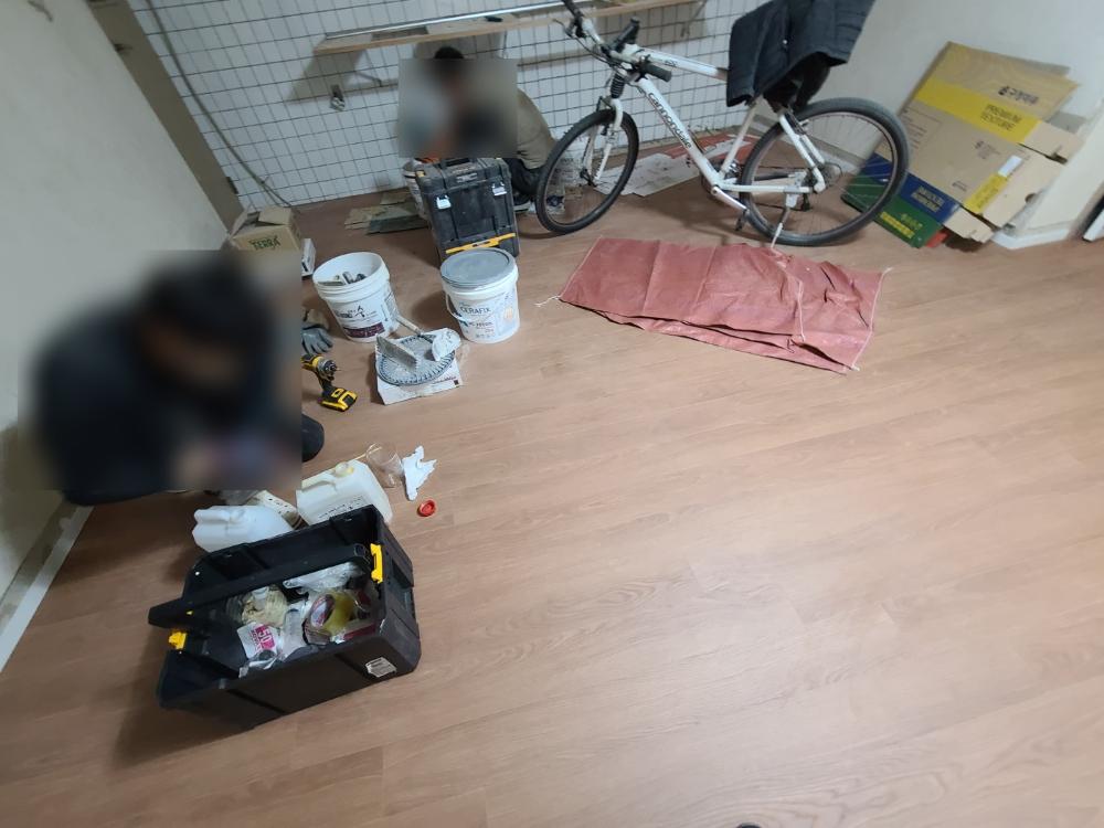수공구를 이용해 최종 마감 작업을 진행하는 장면