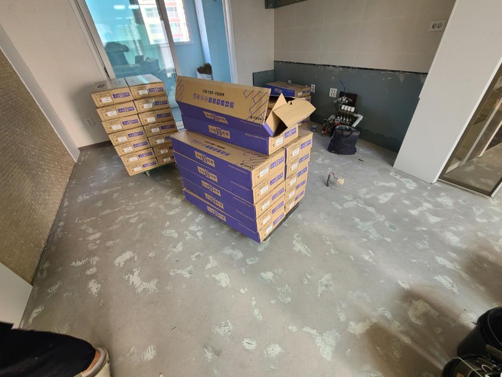시공 전 자재가 배치된 실내 모습