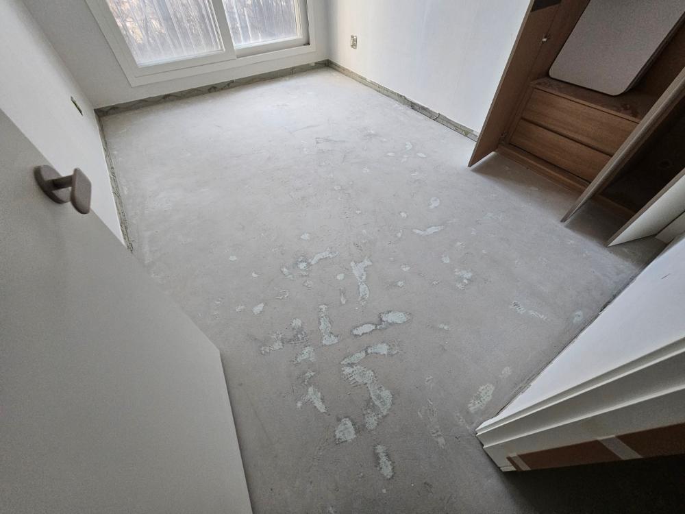 기존 바닥을 걷어내고 깨끗하게 진행하는 샌딩 과정