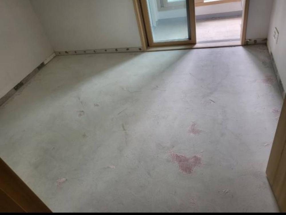 벽과 바닥 접합부의 마감재 정리 상태