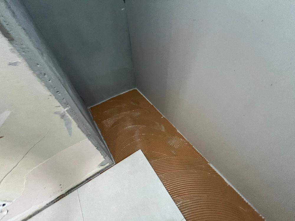 마루 시공을 위해 접착제를 바르는 과정