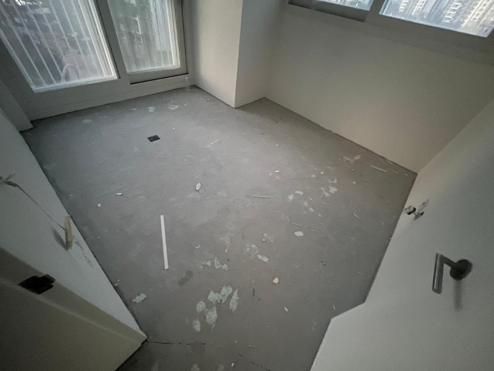 기존 바닥을 모두 철거한 방 내부