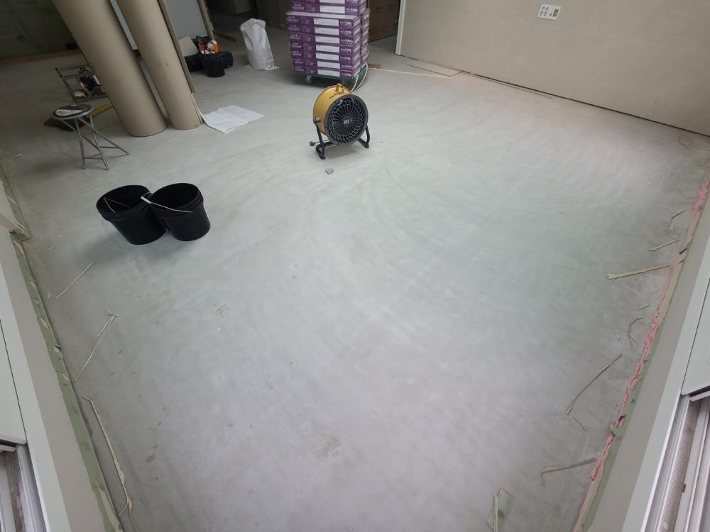 공기 순환기와 자재가 투입된 시공 준비 공간