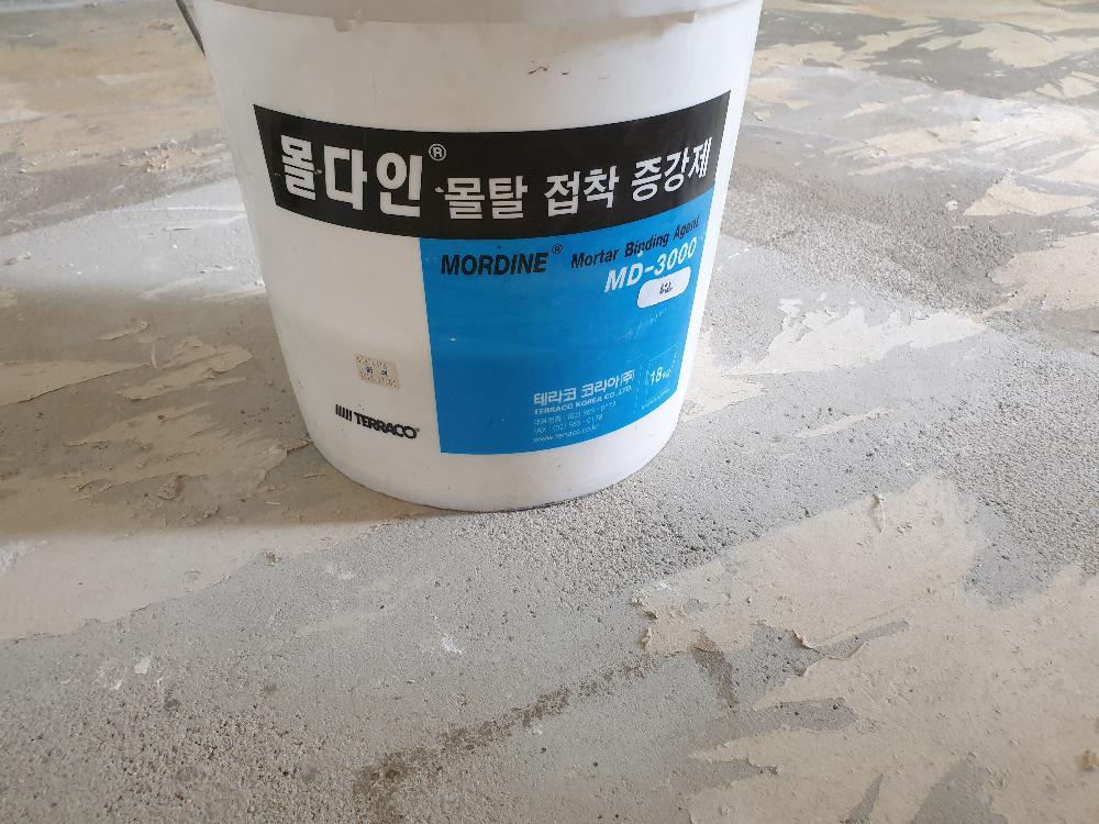 현장에 입고된 자재 컨테이너들