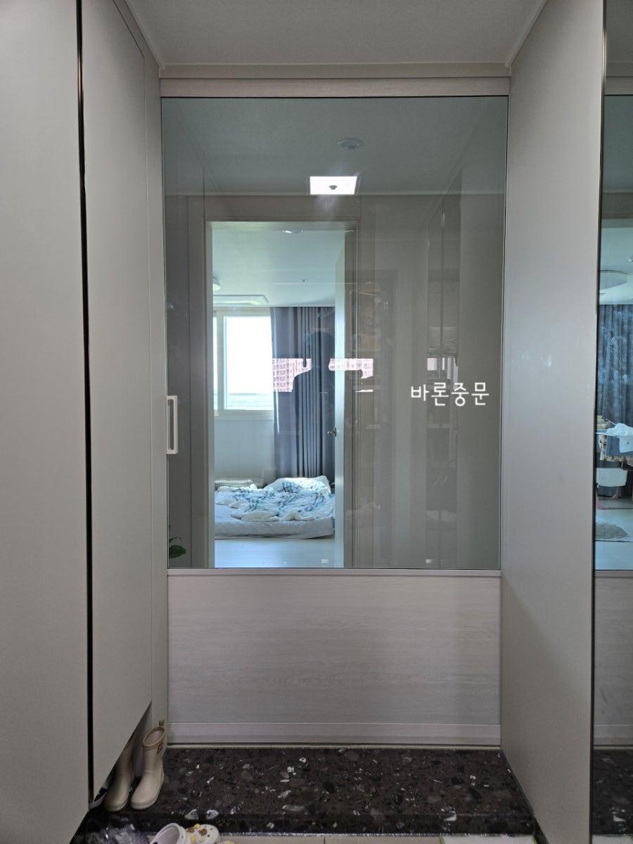 회색 유리와 화이트 벽면이 어우러지는 작업 현장