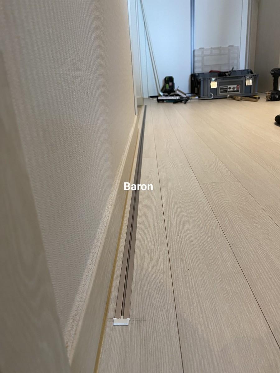 바닥면에 매립 설치된 금속 하부 레일 디테일