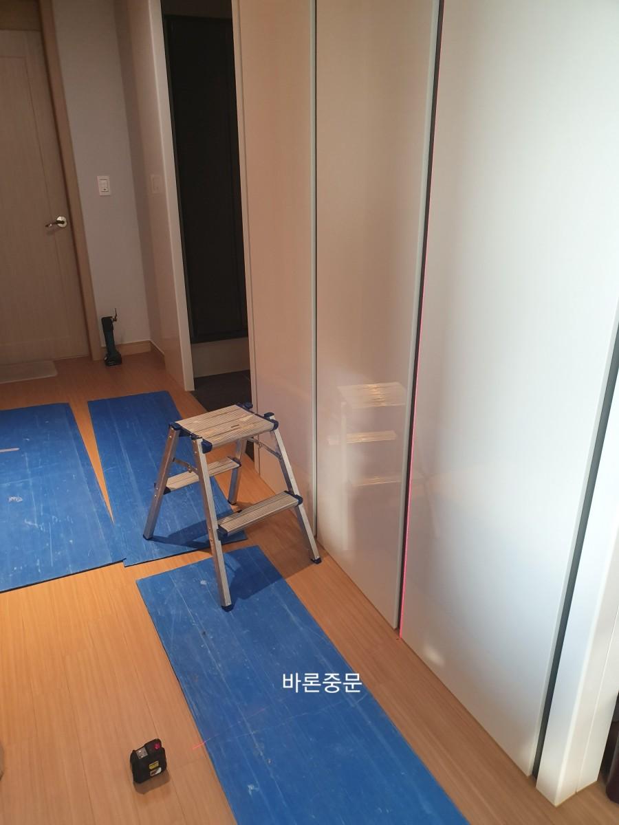 파란색 보호 매트와 높이 조절 스타이트가 놓인 복도